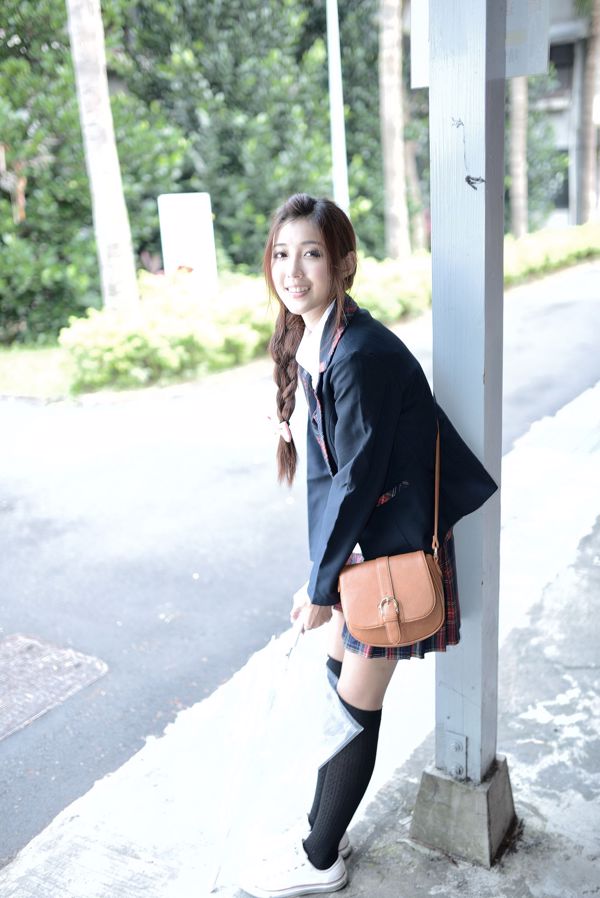Liao Tingling / KilaJingjing「学校からの途中で最高の女子高生」